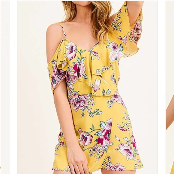 Pretty yellow romper - Picture 1 of 6